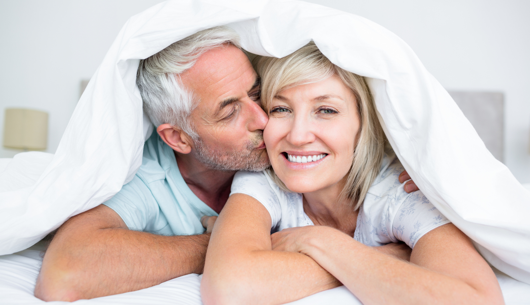 Пожилые муж и жена в кровати
